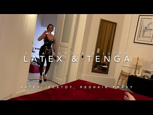 ❤️ Ngoanana e monyane ea nang le hlooho e khubelu ea apereng seaparo sa latex se kentsoeng ke ntate oa bobeli rona  ☑